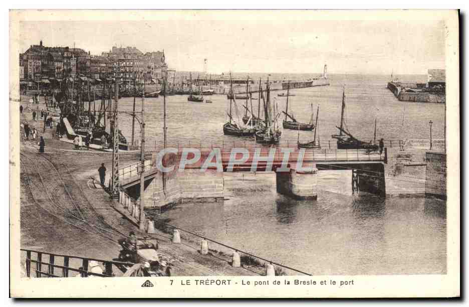 CPA Le Treport Le Pont de la Bresle et le Port Bateaux Automobile