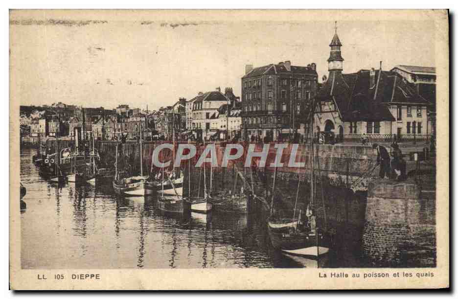 CPA Dieppe La Halle au poisson et les quais Bateaux