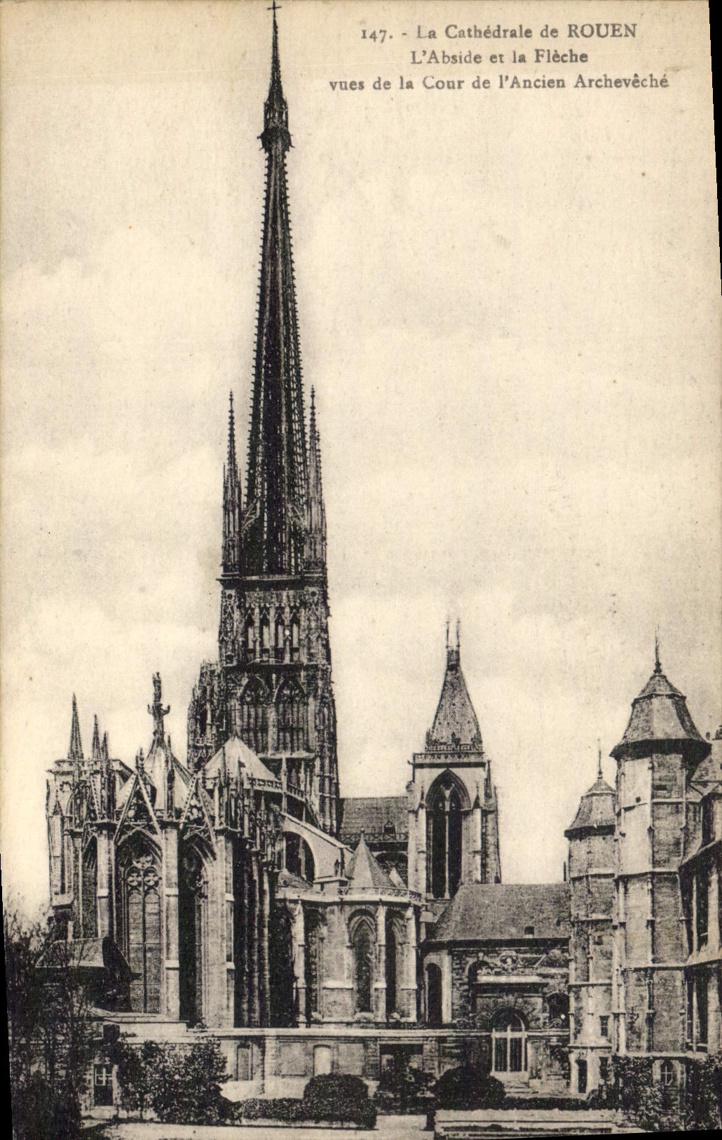 CPA La Cathedrale de Rouen L'abside et la fleche vues de la cour de l'ancien archeveche