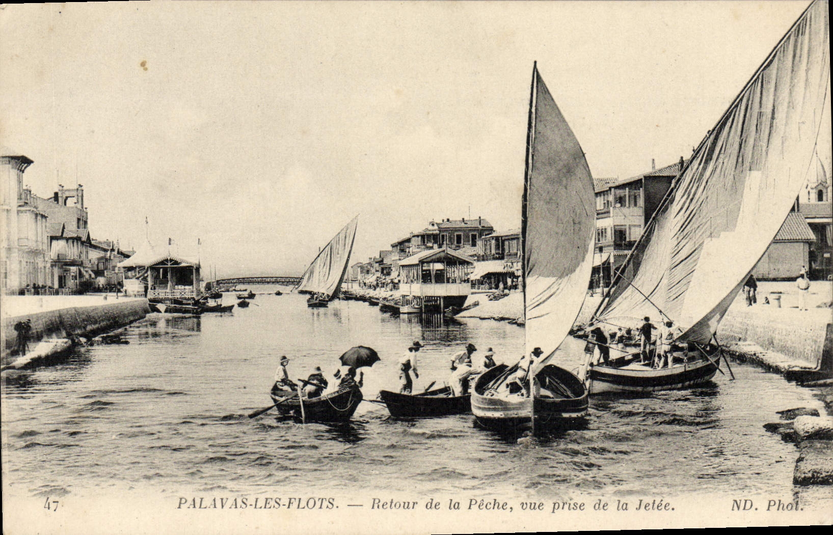 CPA Palavas les Flots Retour de la Peche vue prise de la Jetee Bateaux