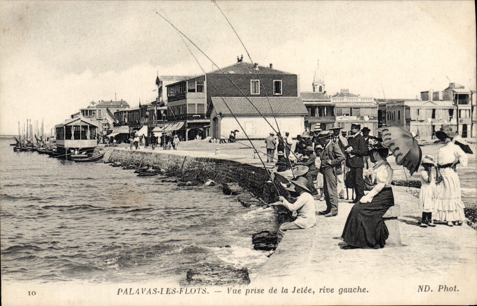 CPA Palavas les Flots Vue prise de la Jetee rive gauche Peche Pecheur