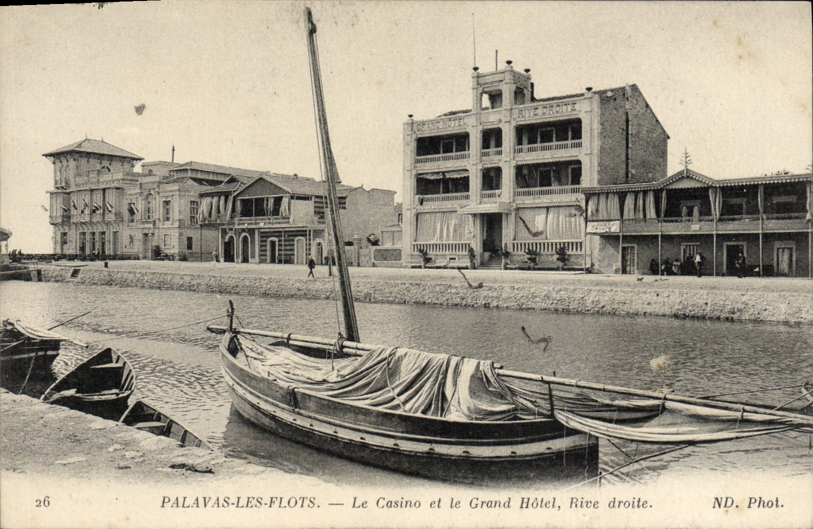CPA Palavas les Flots Le Casino et le Grand Hotel Rive droite Bateau