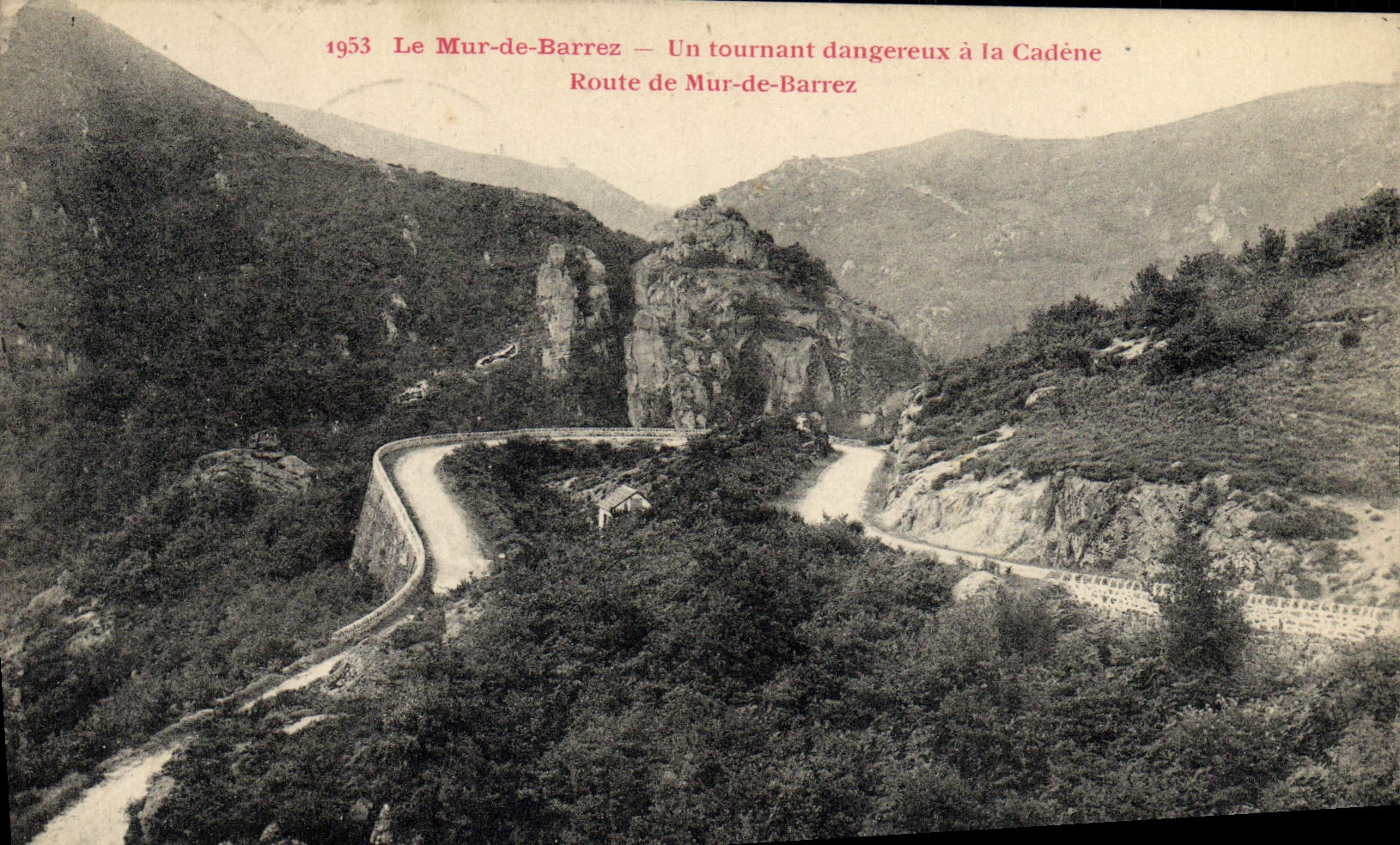 CPA Le Mur de Barrez Un tournant dangereux a la Cadene Route de Mur en Barrez