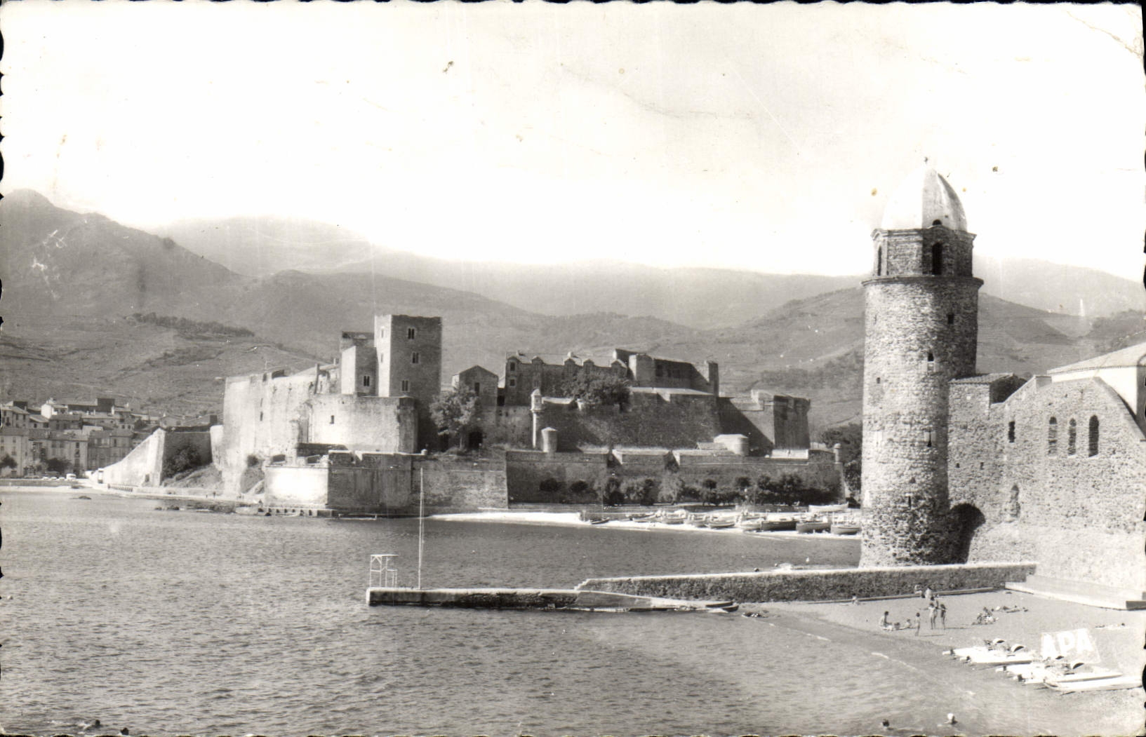 CPM Collioure L'Eglise Le Chateau a l'exterieur gauche le faubourg 