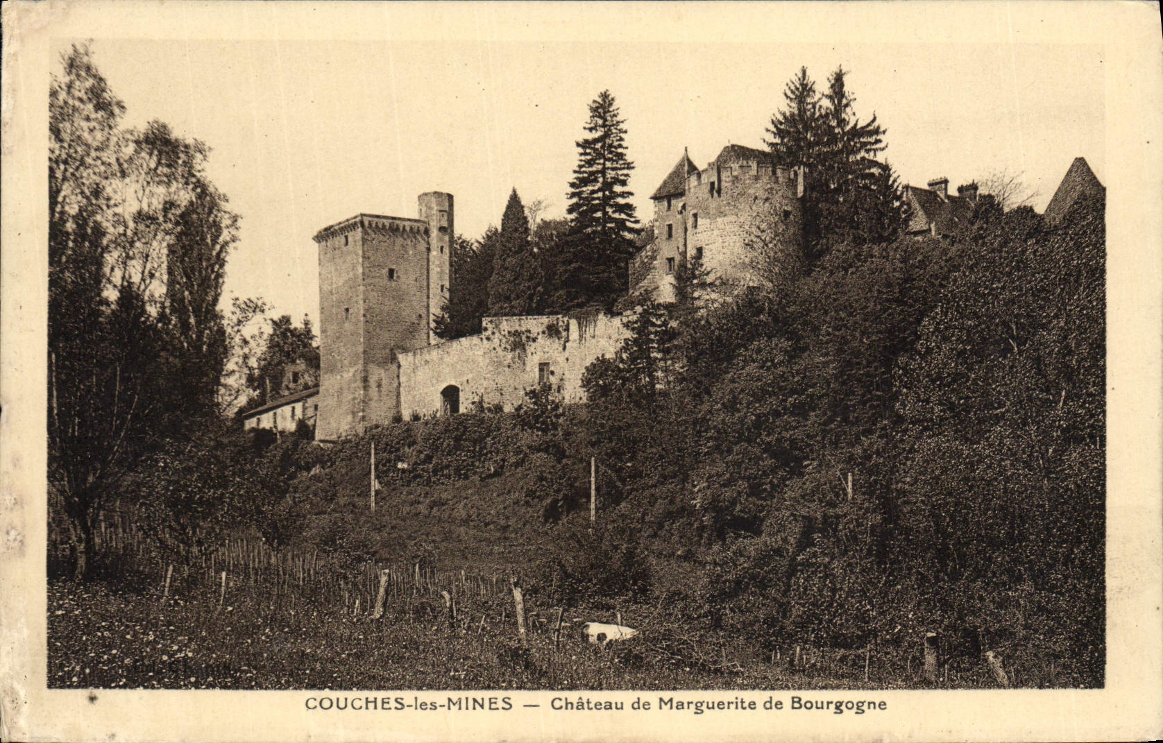 Couches-les-Mines — Château de Marguerite de Bourgogne