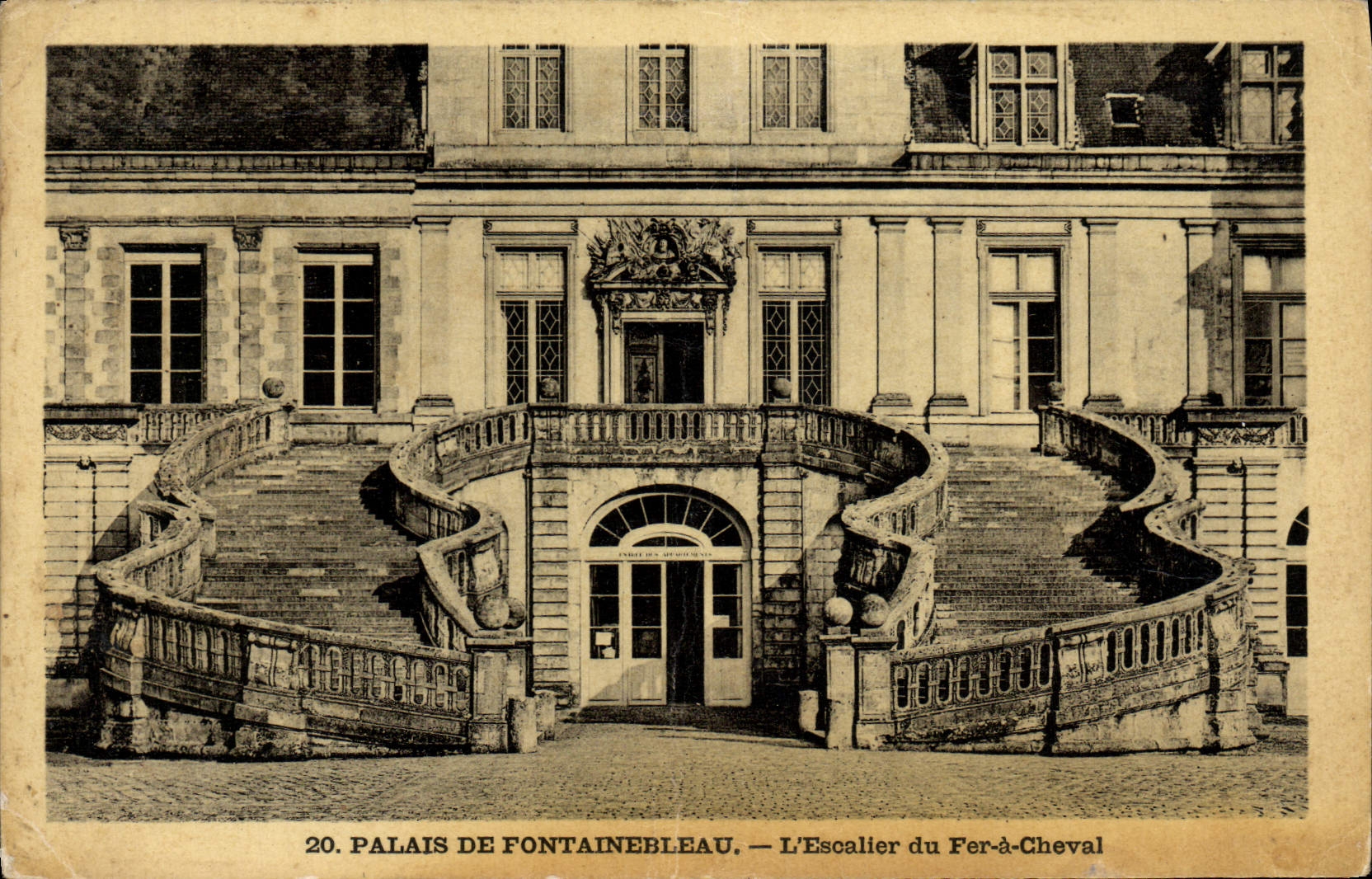Palais de Fontainebleau — L'Escalier du Fer-à-Cheval — Imprimerie des Monuments
