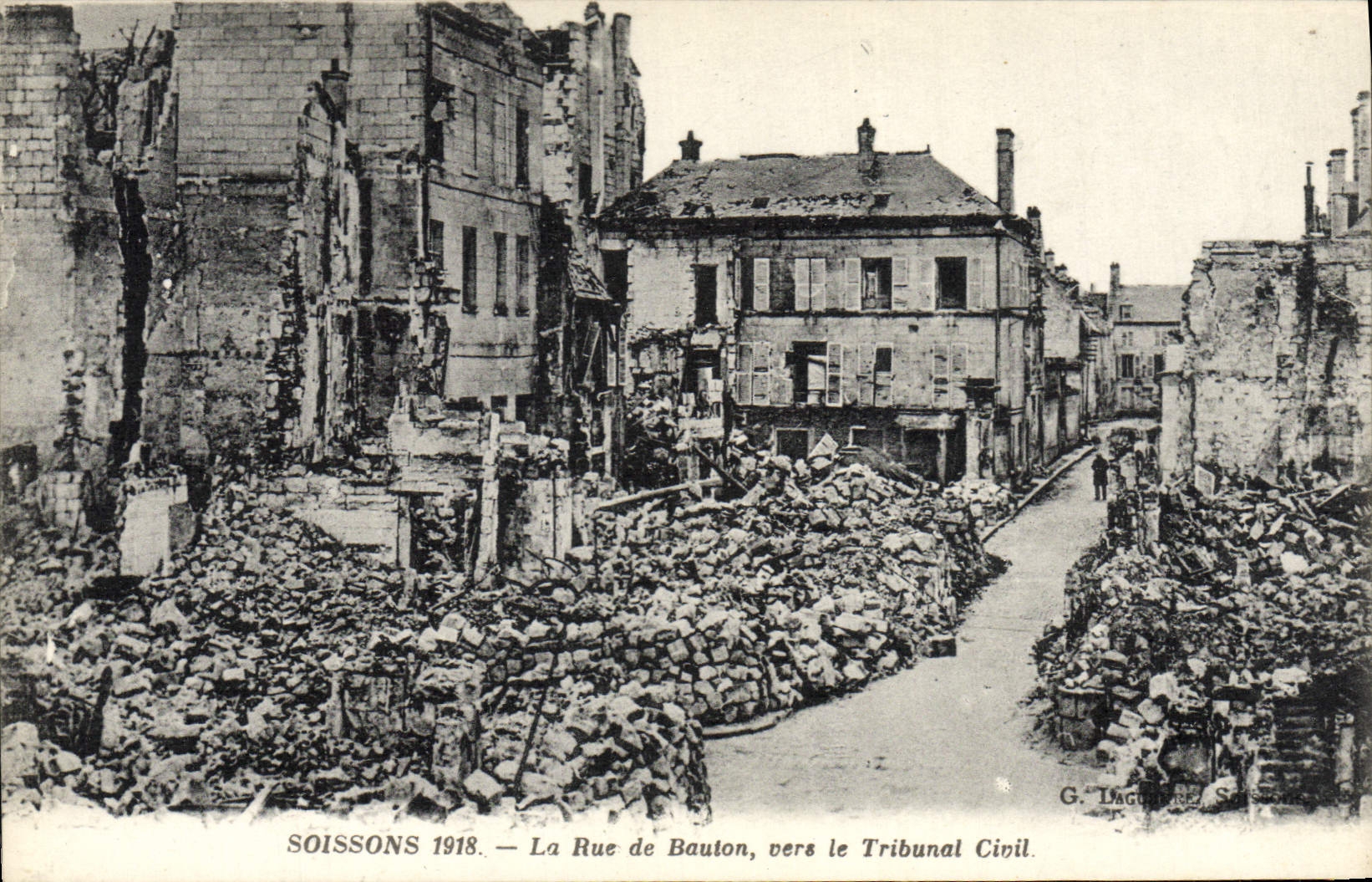 Soissons 1918 — La Rue de Bauton, vers le Tribunal Civil — G. Lacour