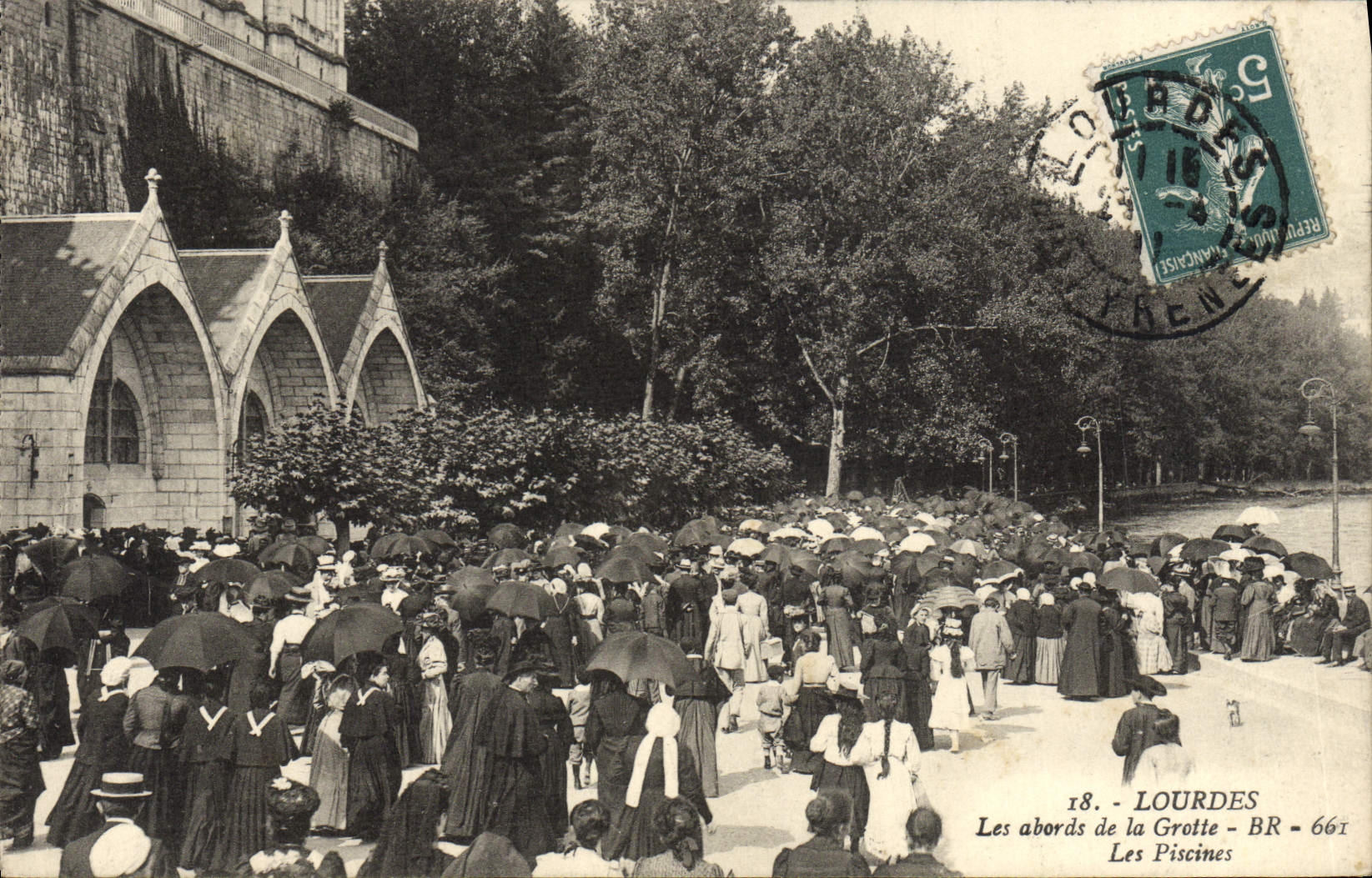 CPA Lourdes Les Abords de la Grotte Les piscines
