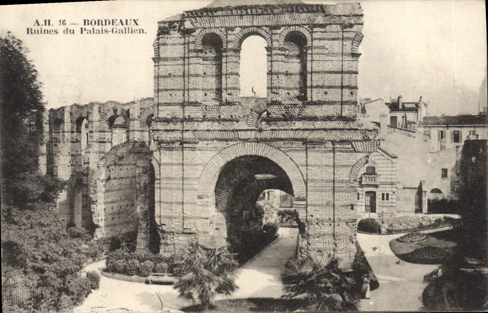 Bordeaux — Ruines du Palais-Gallien — A.H. 16