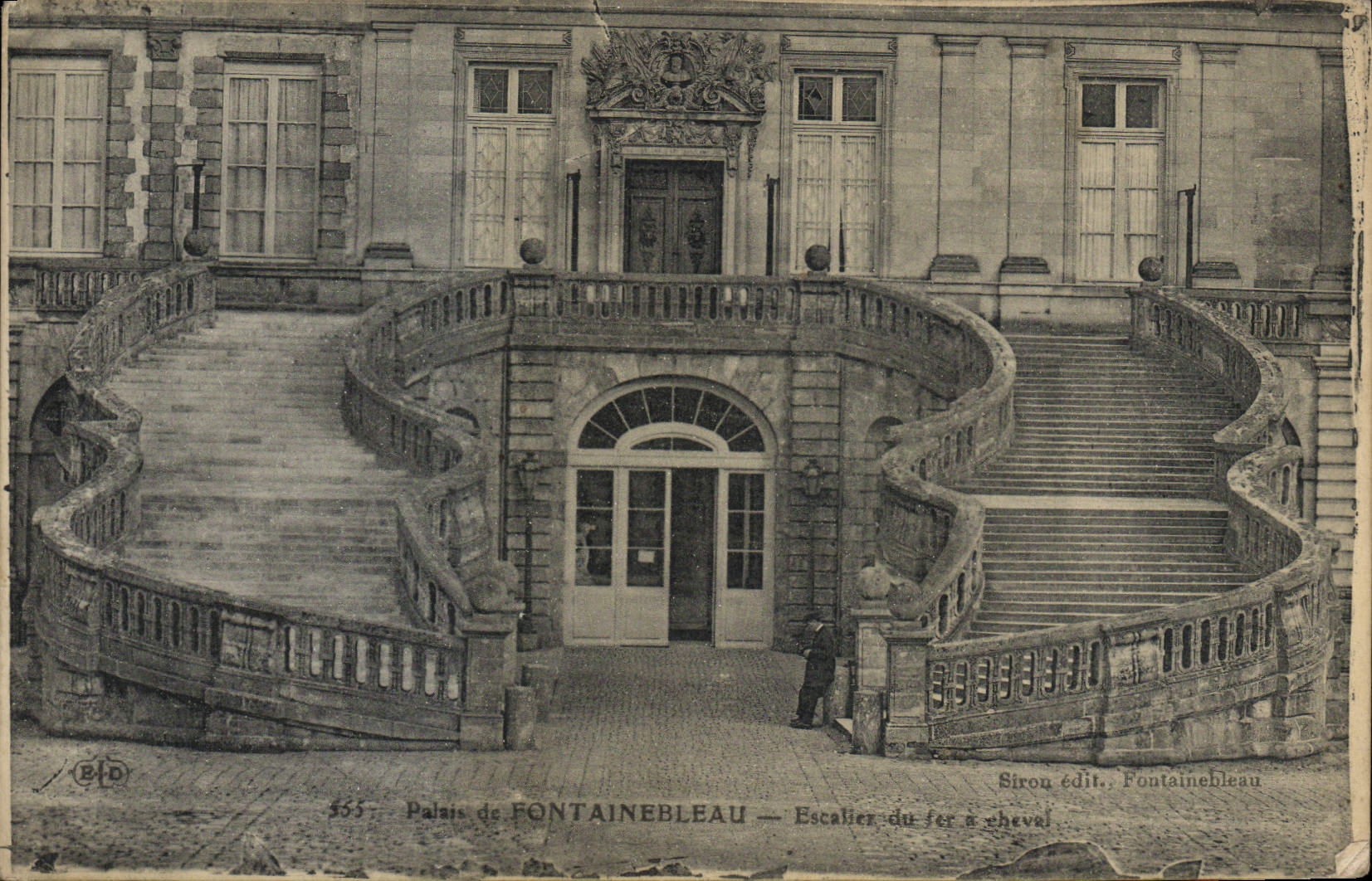 Palais de FONTAINEBLEAU — Escalier du fer à cheval