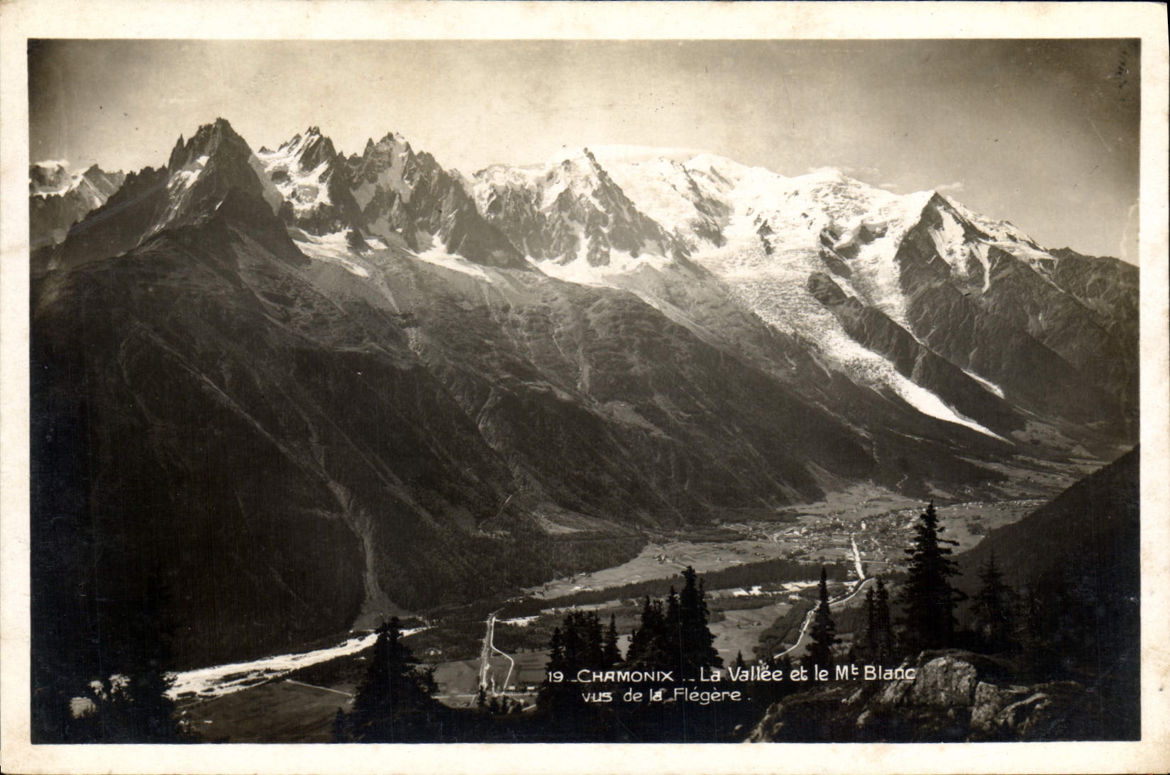 CPA Chamonix La Vallee et le Mt Blanc vus de la Flegere