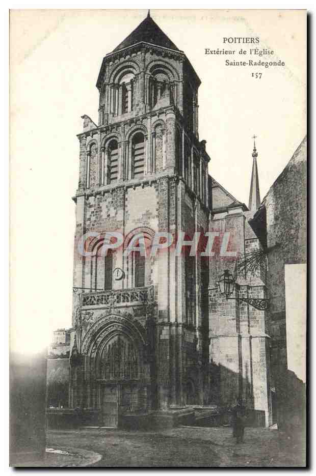 CPA Poitiers Exterieur de L'Eglise Saint Radegonde