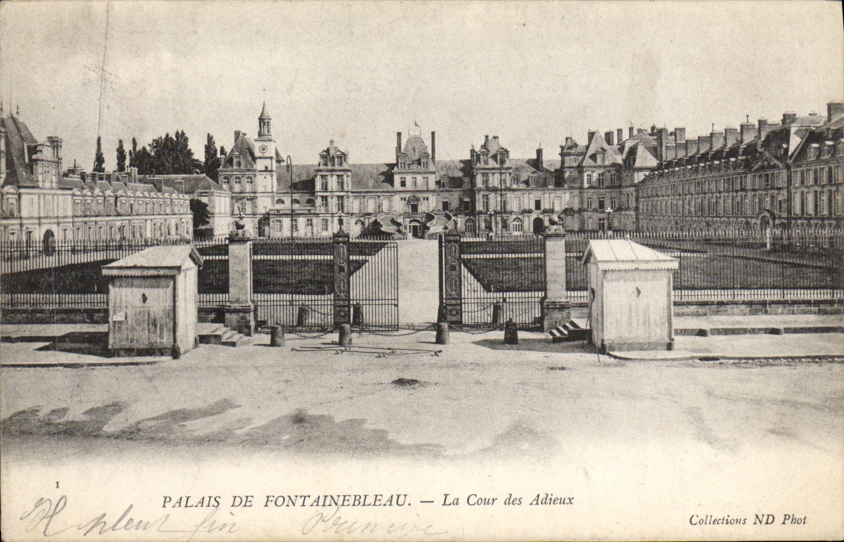 Palacio de Fontainebleau — La Cour des Adieux — Collections ND Phot