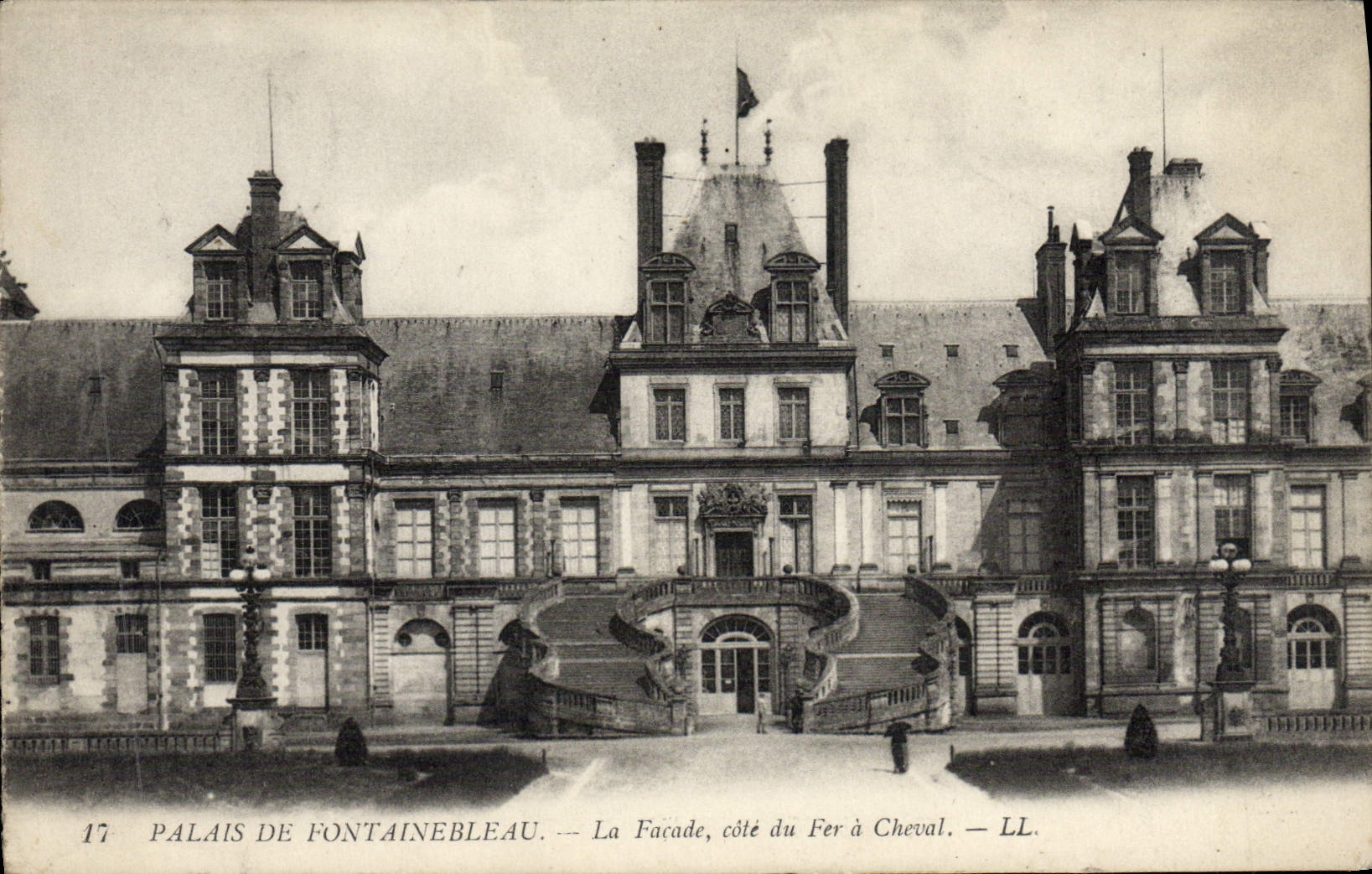 Palacio de Fontainebleau — La Facha, lado del Fer à Cheval — LL.