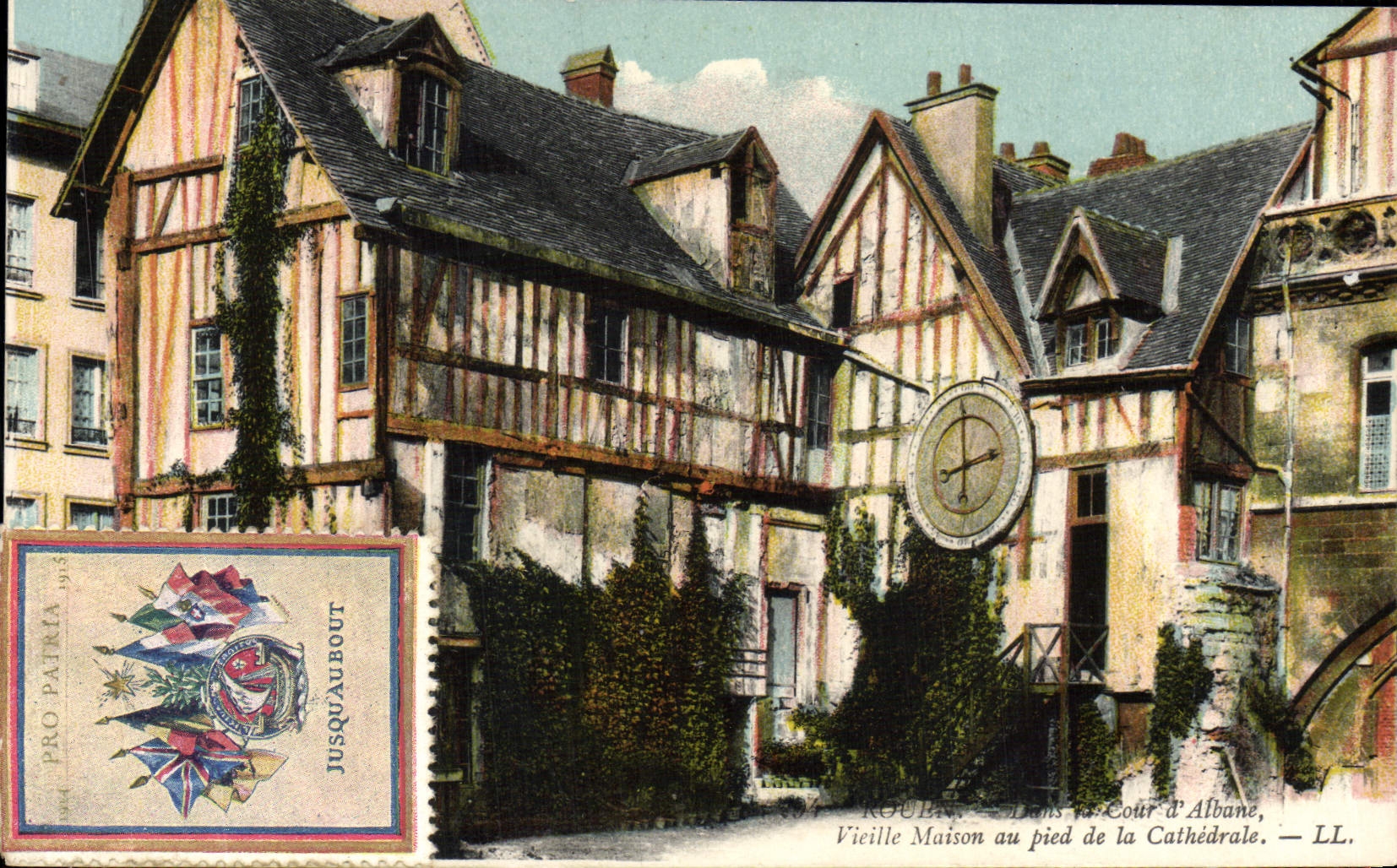 CPA Rouen Dans la cour d'Albane Vieille maison au pied de la cathedrale Vignette Pro Patria Horologe