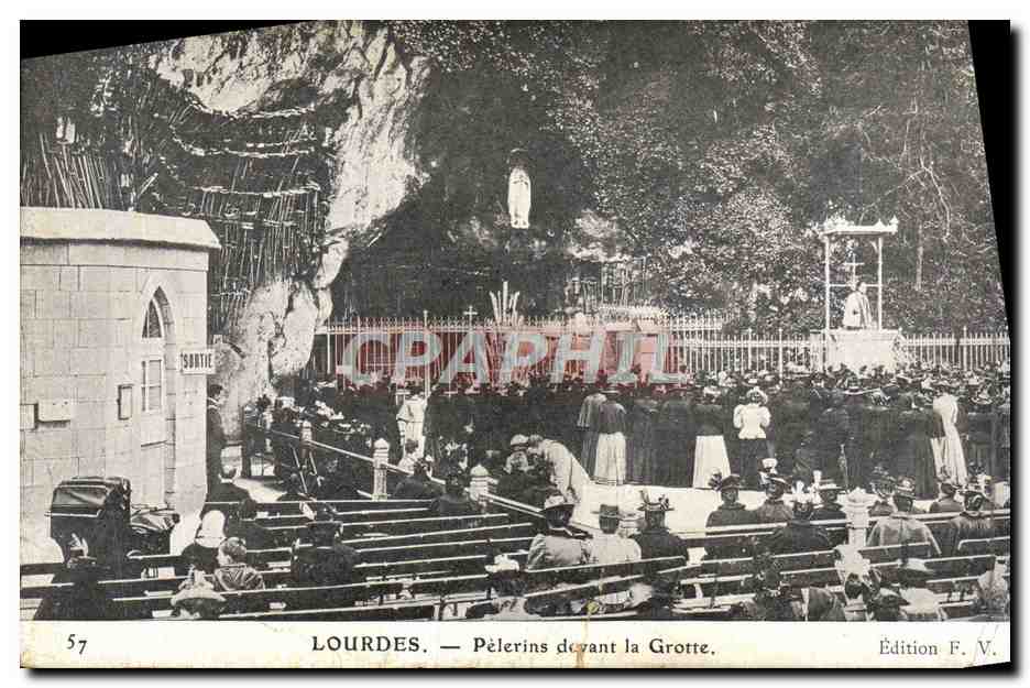 CPA Lourdes Pelerins Devant la Grotte