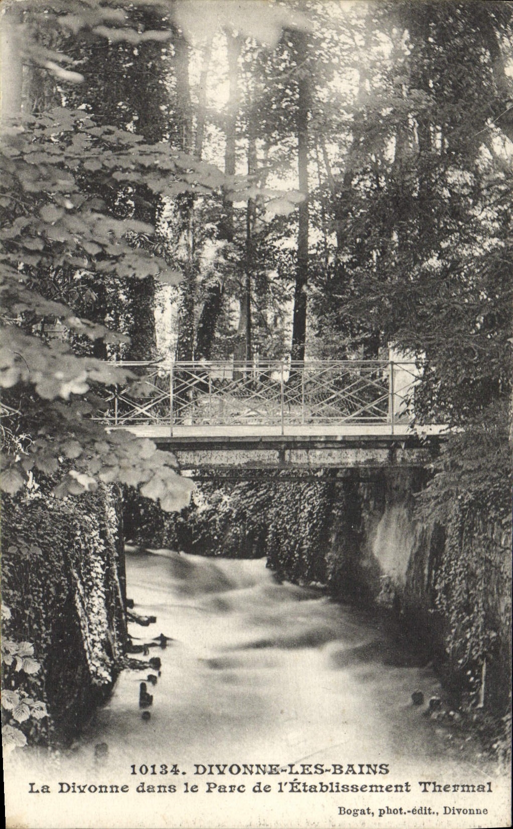 La Divonne dans le Parc de l'Établissement Thermal — Divonne-les-Bains — Bogat, phot.-édit., Divonne