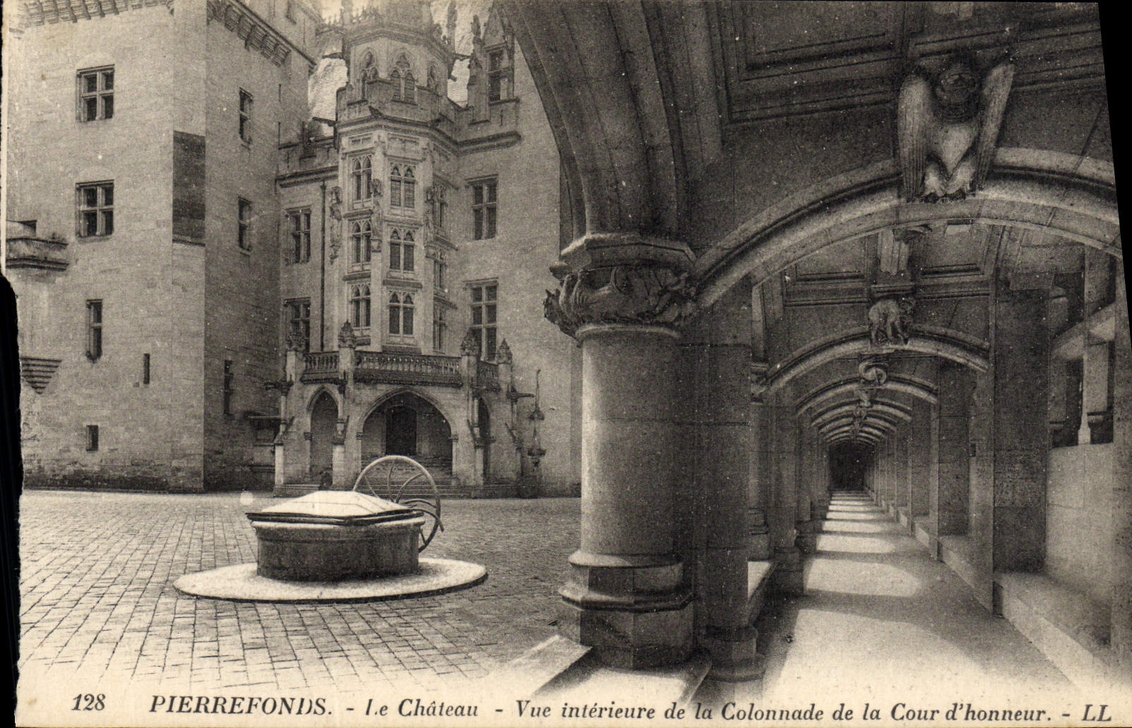 Pierrefonds - Le Château - Vue intérieure de la Colonnade de la Cour d'honneur - LL
