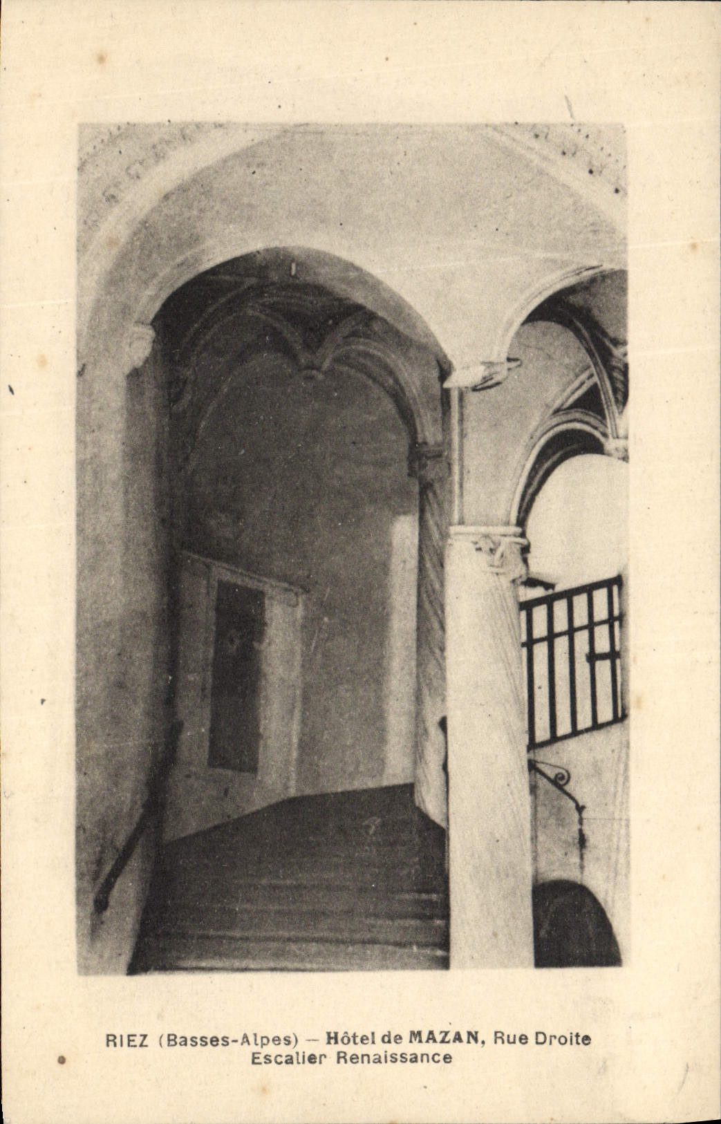 CPA Riez Hotel de Mazan Rue Droite Escalier Renaissance