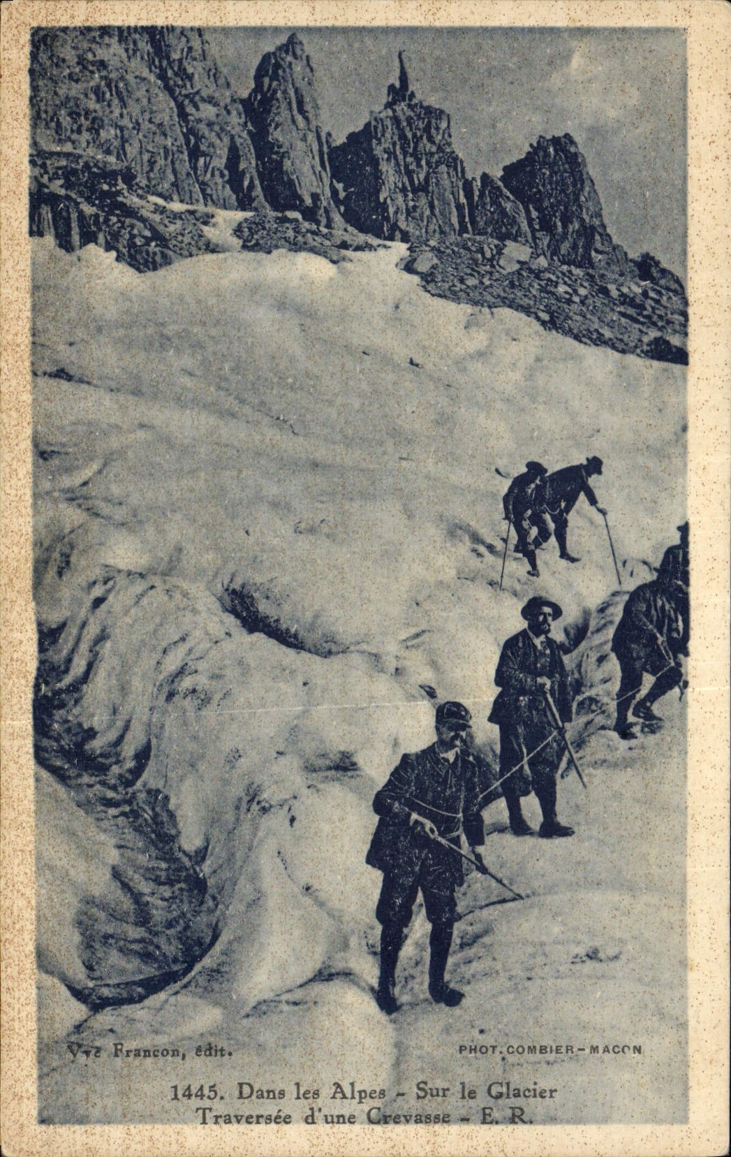 Dans les Alpes - Sur le Glacier - Traversée d'une Crevasse - V.7e Francon, édit. 1445