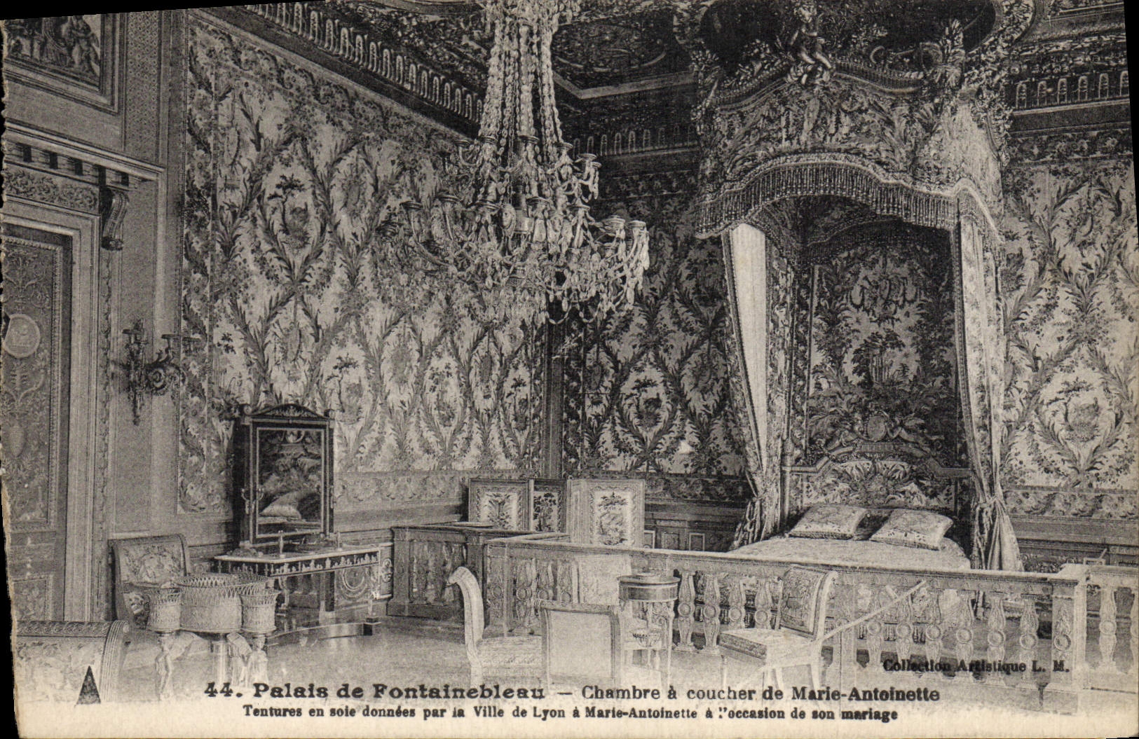 Palacio de Fontainebleau — Habitación de María Antonieta — Cortinas de seda donadas por la Ciudad de Lyon en ocasión de su matrimonio — Colección Artística L. M.
