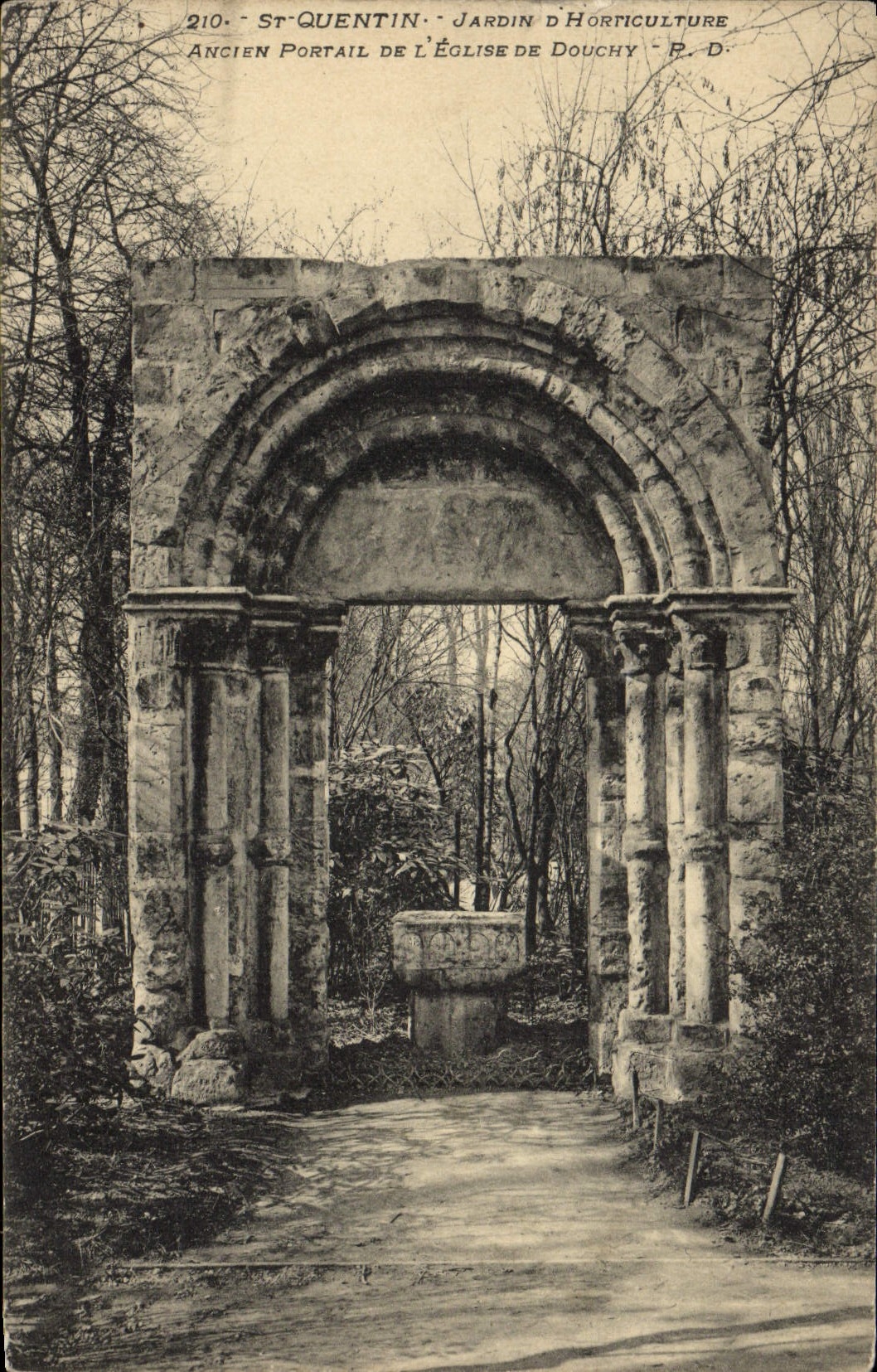 St-Quentin - Ancien portail de l'église de Douchy - Jardin d'Horticulture - P. D. - n° 210