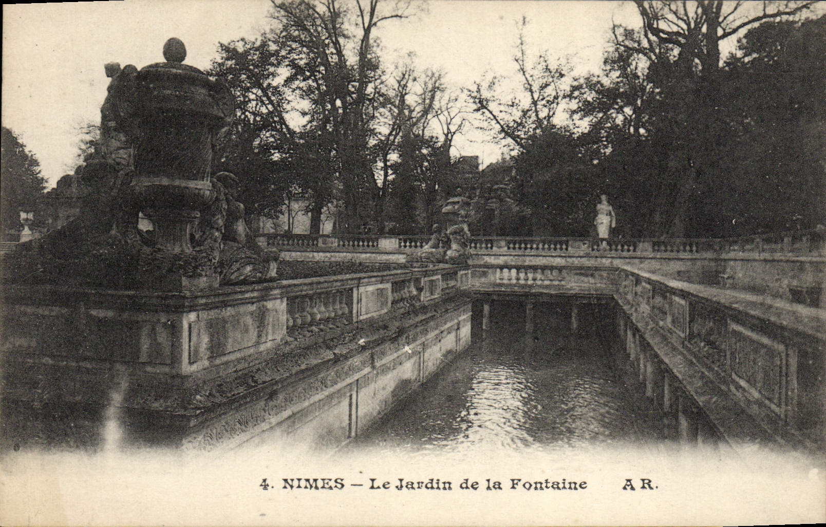 Nîmes — Le Jardin de la Fontaine — A.R.