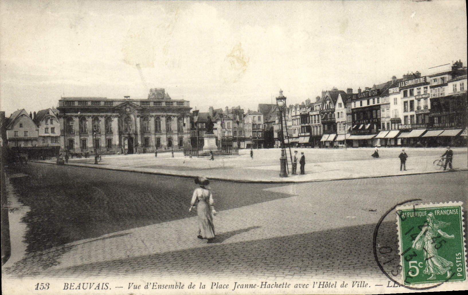 Beauvais — Vue d'ensemble de la Place Jeanne-Hachette avec l'Hôtel de Ville — LL