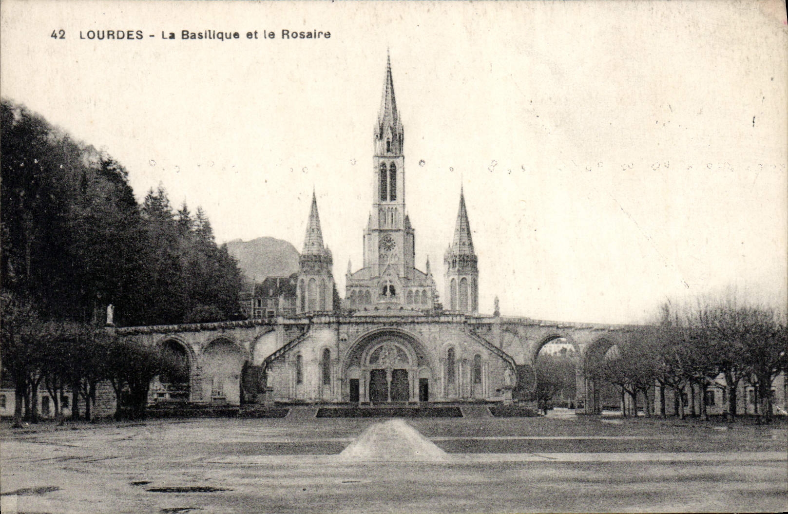 CPA Lourdes La Basilique et le Rosaire