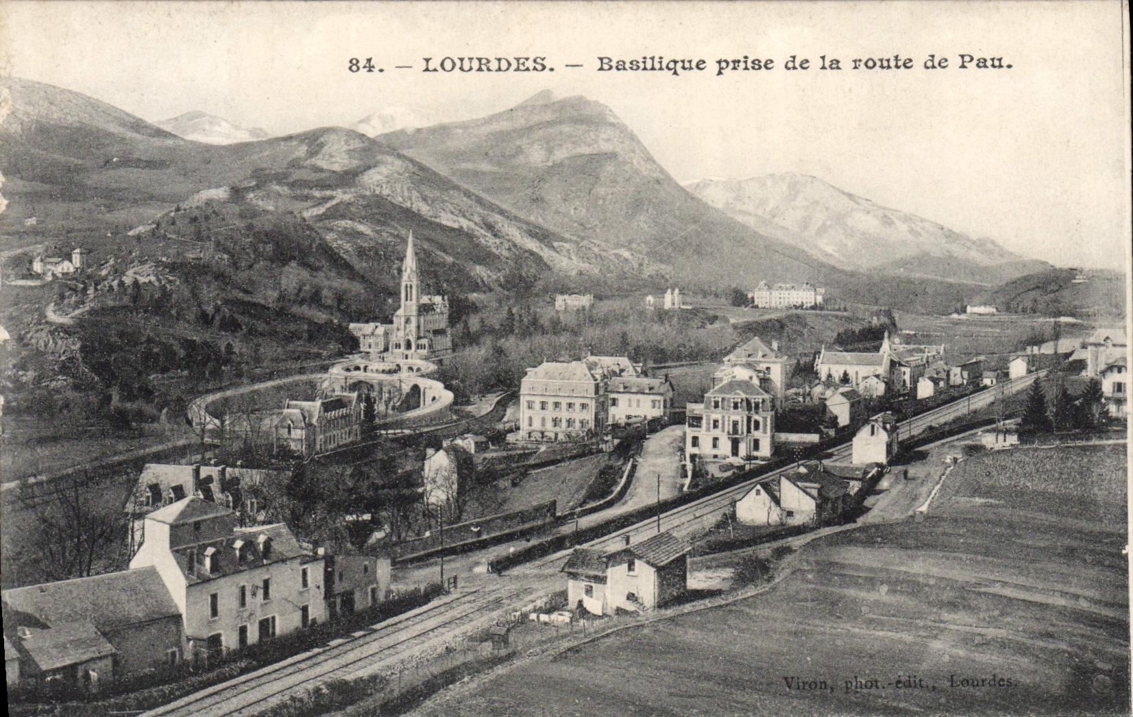 CPA Lourdes Basilique Prise de la Route de Pau