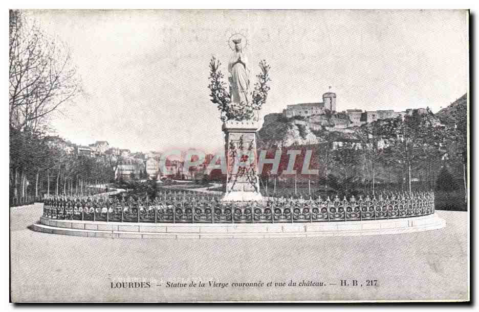 CPA Lourdes Statue de la Vierge Couronnee et vue du Chateau