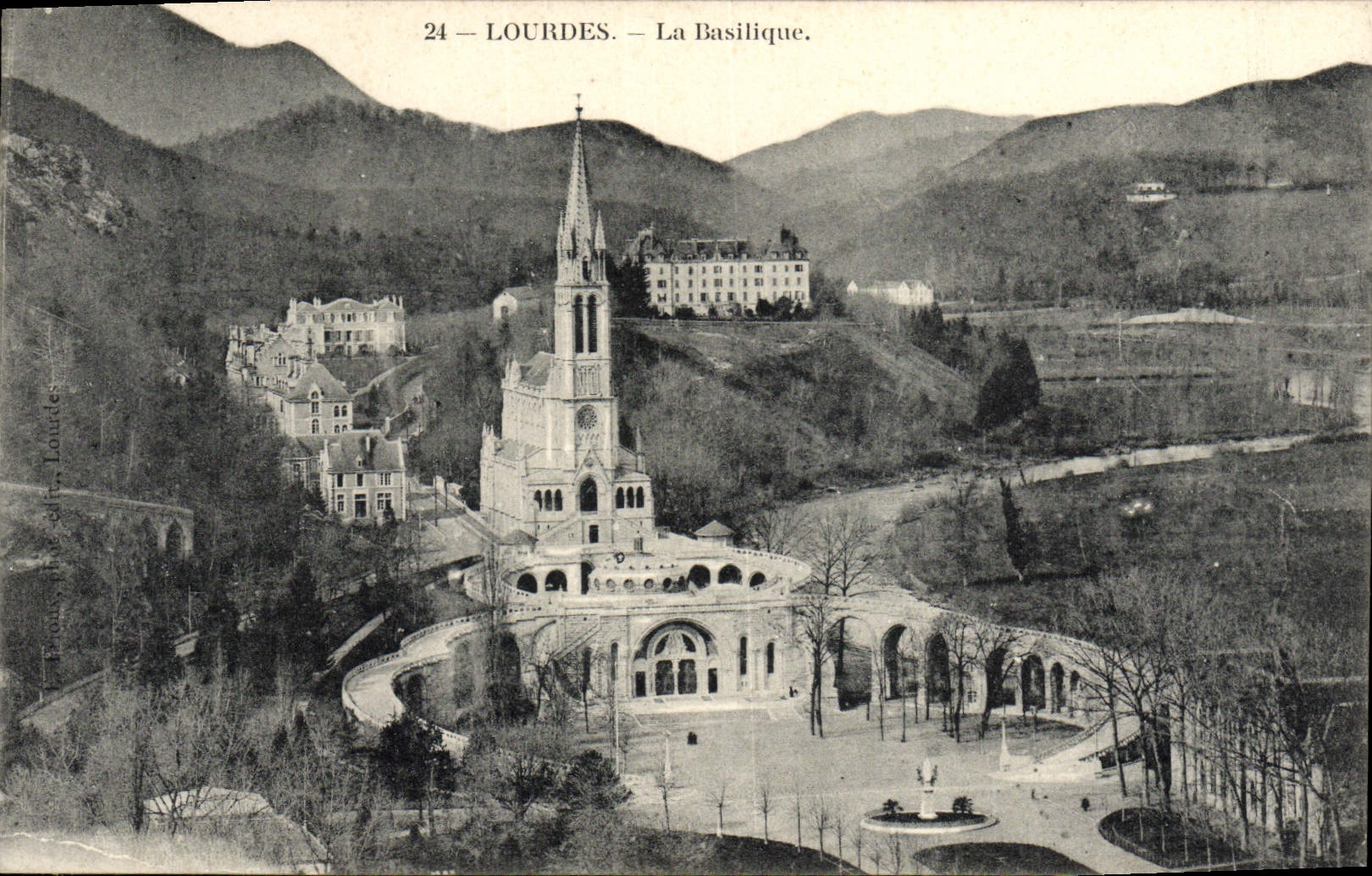CPA Lourdes La Basilique