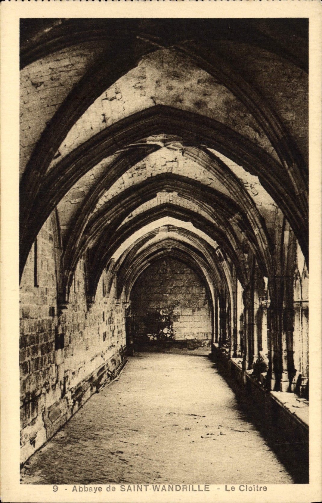 CPA Abbaye De Saint Wandrille Le Cloitre