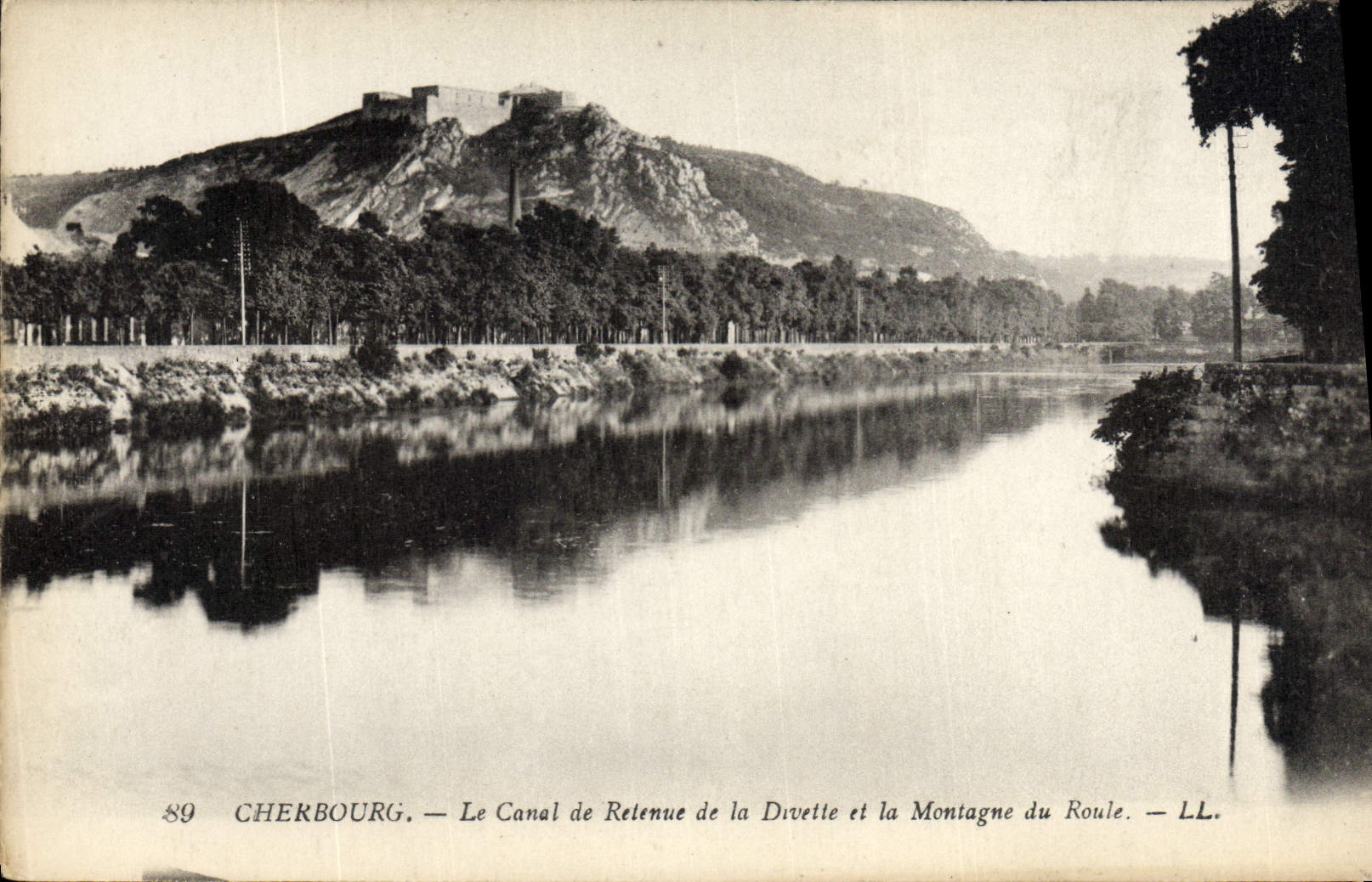 Cherbourg — Le Canal de Retenue de la Divette et la Montagne du Roule — LL