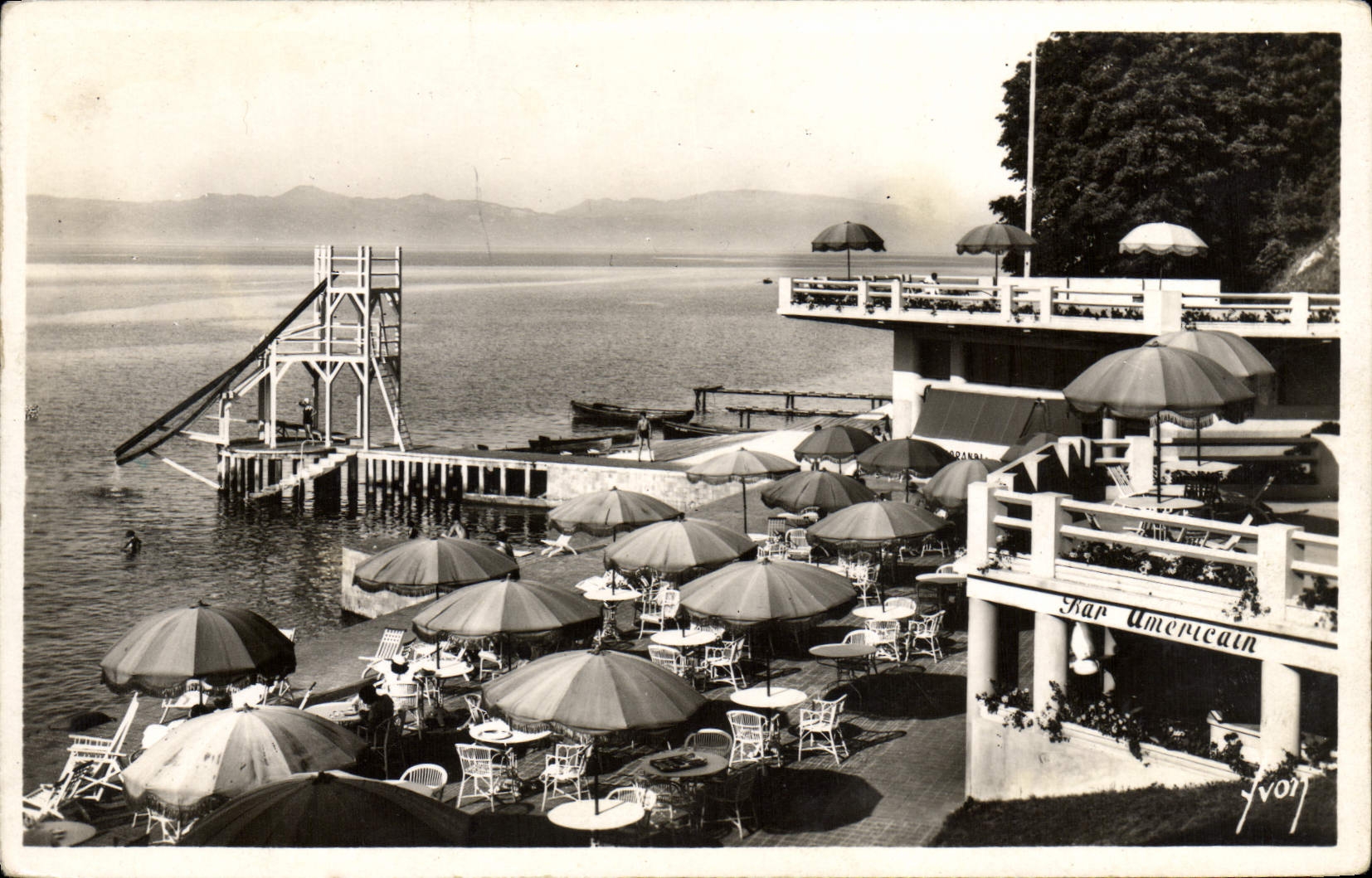 CPM Evian Les Bains La terrasse de la Plage Bar americain