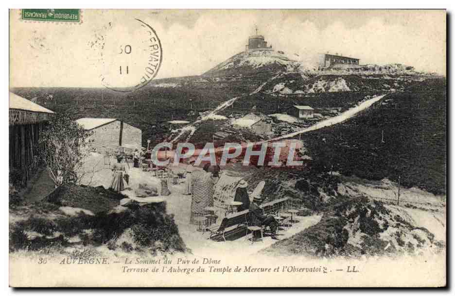 Auvergne — Le Sommet du Puy de Dôme — Terrasse de l'Auberge du Temple de Mercure et l'Observatoire — LL.