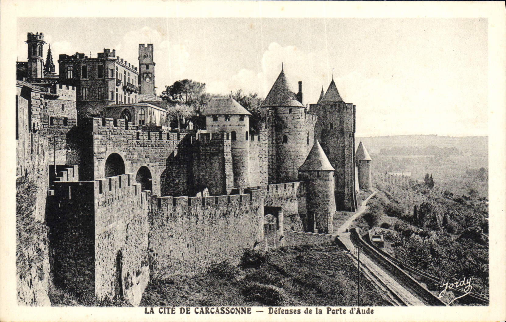CPA La Cite de Carcassonne Defenses de la Porte d'aude