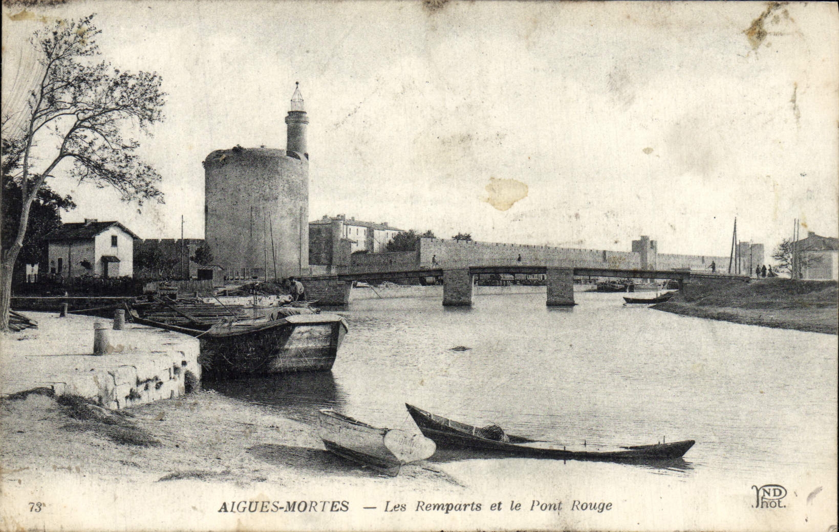 CPA Aigues Mortes Les Remparts et le Pont Rouge