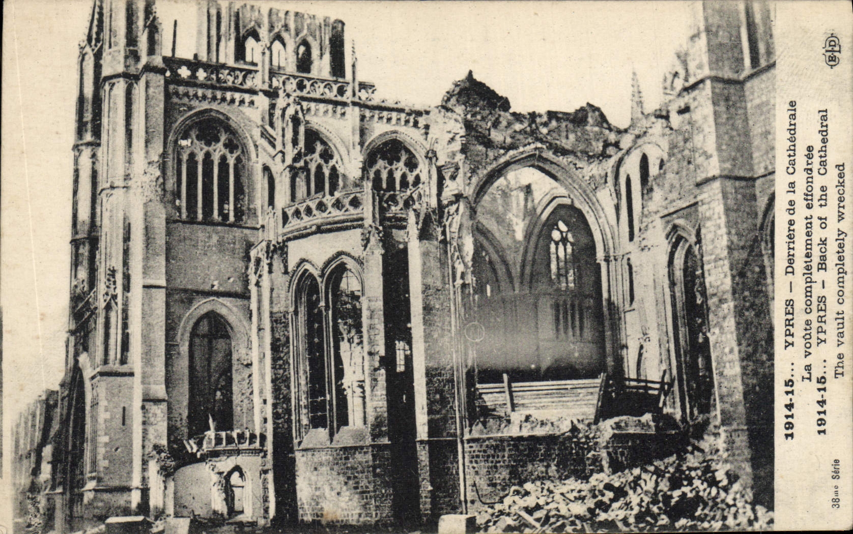 CPA Ypres Derriere de la Cathedarle La voute completemen effondree Militaria
