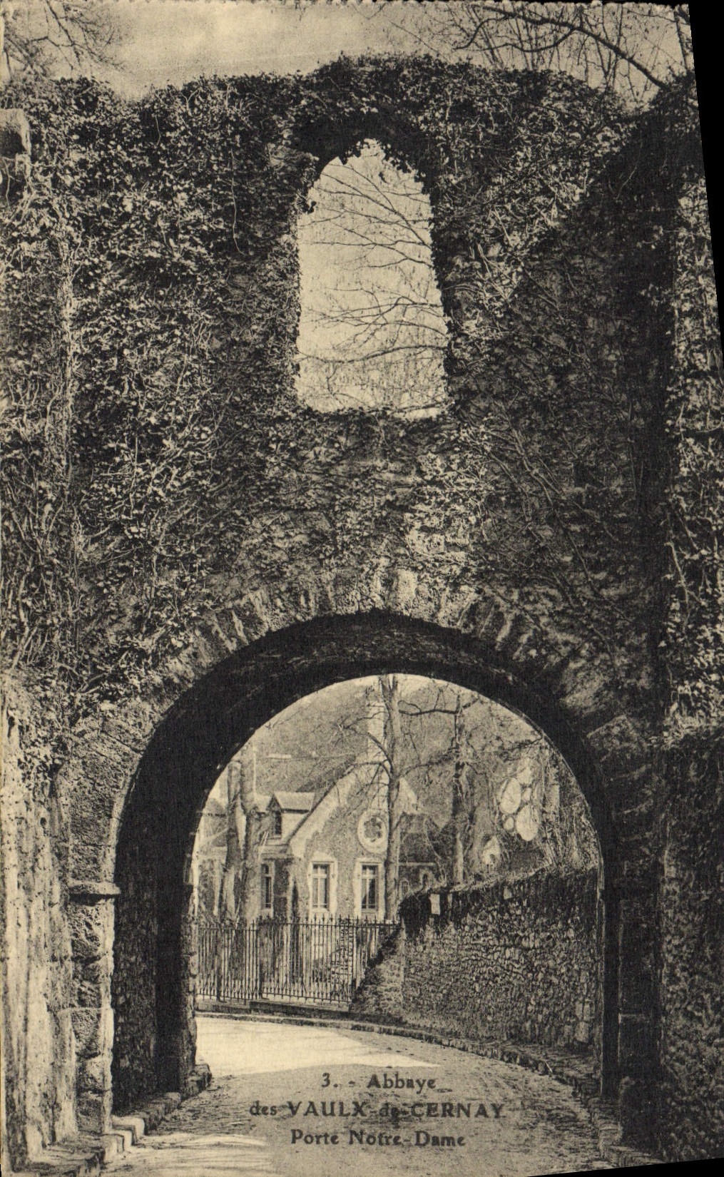 Porte Notre-Dame — Abbaye de Vaulx-de-Cernay — éditeur non identifié, n° de série 3