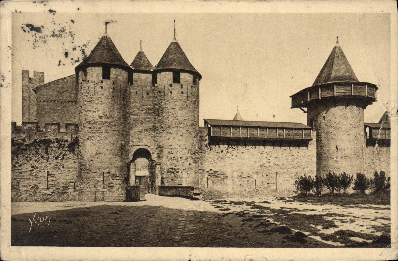 CPA Carcassonne LA Cite L'Entree du Chateau 