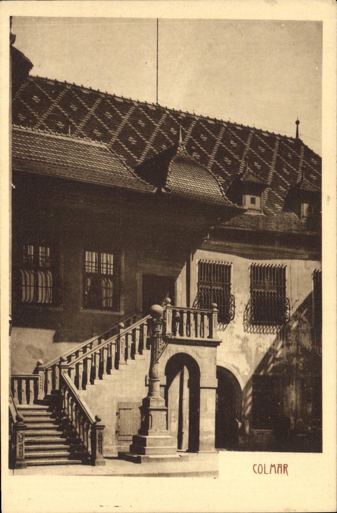 Colmar — vue d'un bâtiment avec escalier et toit en tuiles — Cliché Ed. Spindler J. M. & Cie, n° 9 - Recto