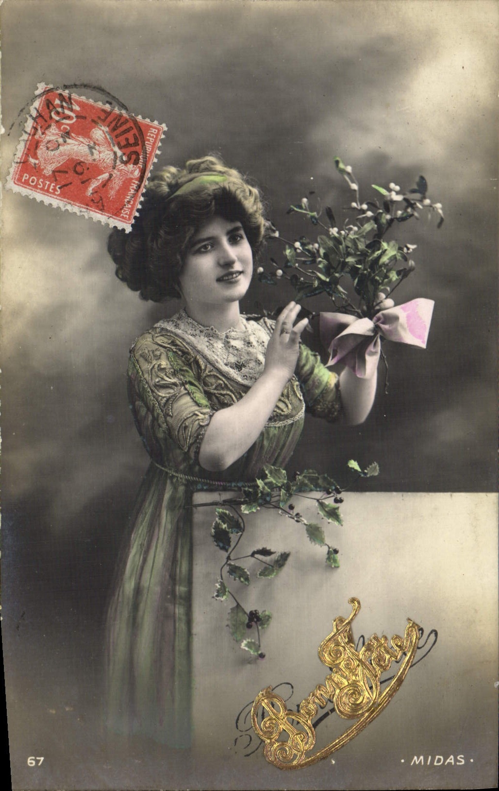 Jeune femme tenant un bouquet de vigne — éditeur MIDAS, n° 67