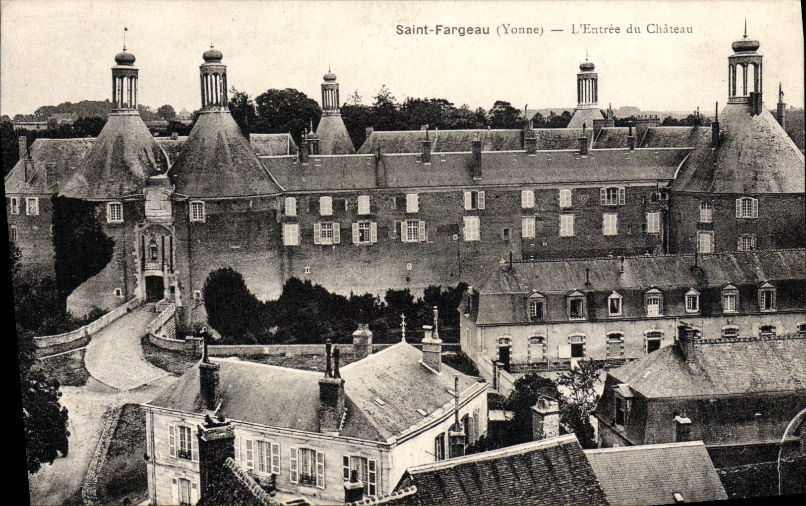 CPA Saint Fargeau L'Entree du Chateau