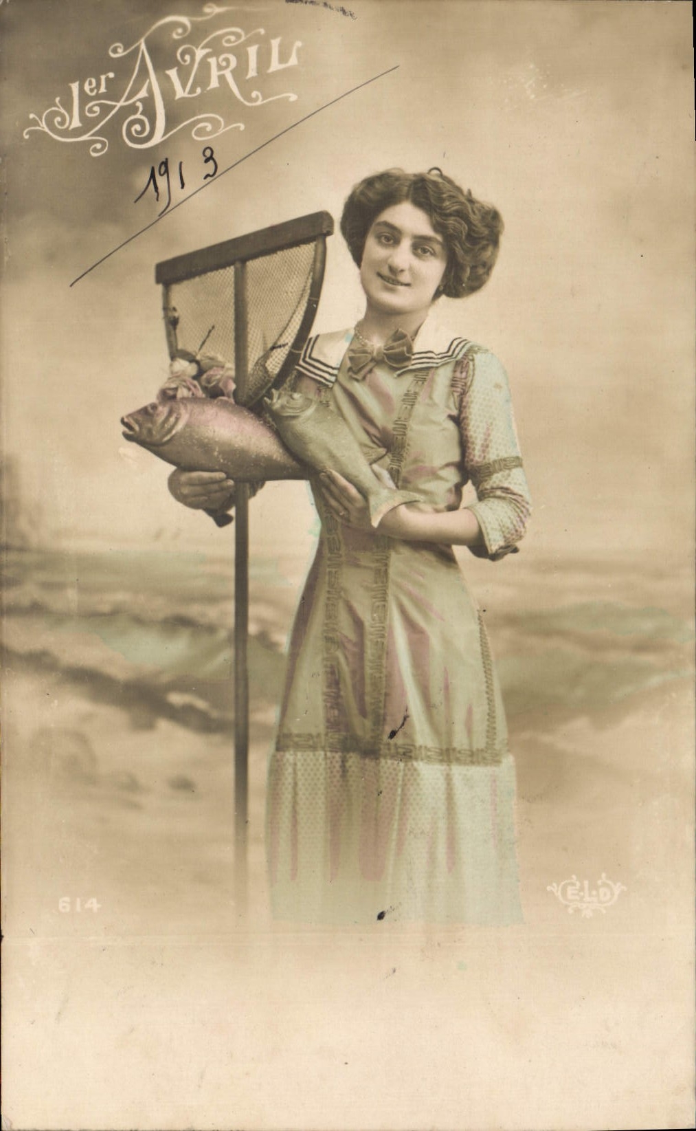 Jeune femme tenant un poisson — éditeur Ver Avril, n° 614 — 1913