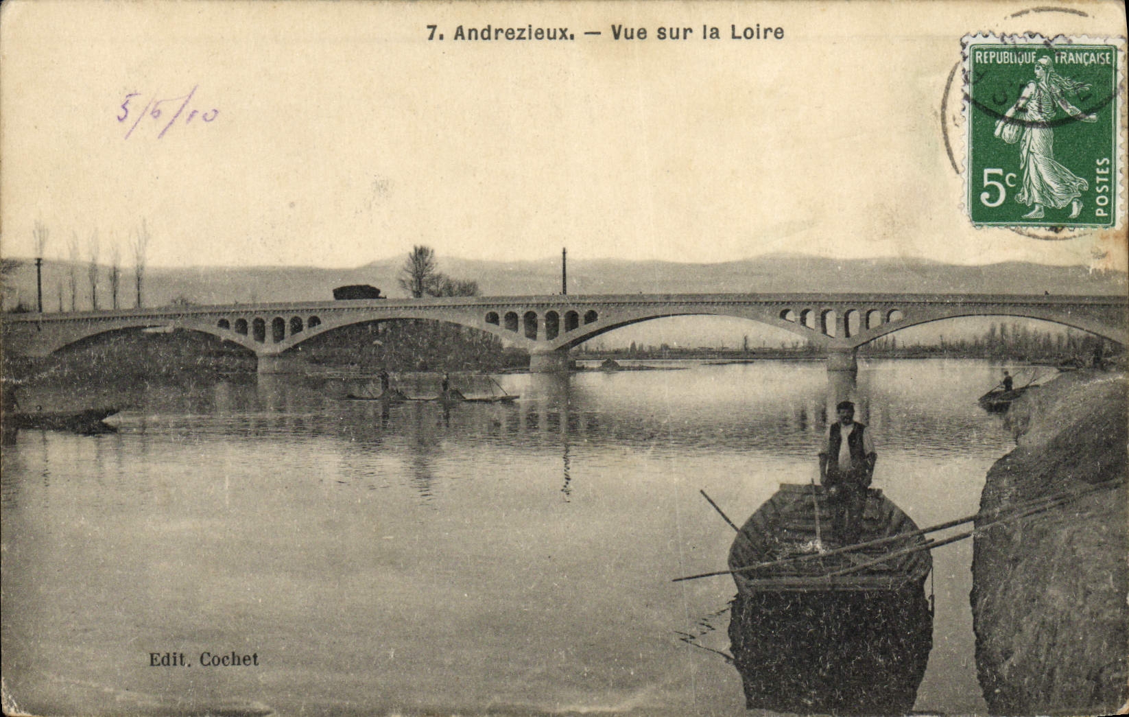 CPA Andrezieux Vue sur la Loire Passeur Barque Bateau