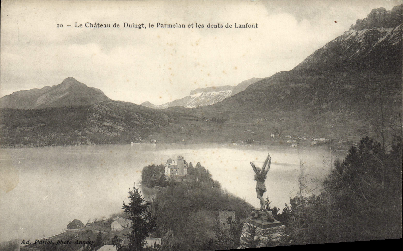 Le Château de Duingt, le Parmelan et les dents de Lanfont — Ad. Pariol, photo Anney