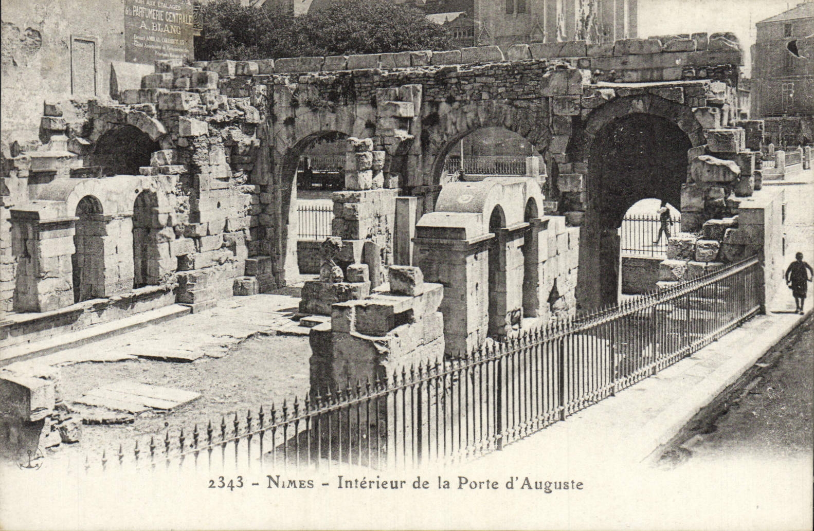 Nîmes — Intérieur de la Porte d'Auguste — A. Blaeng, n° 2343