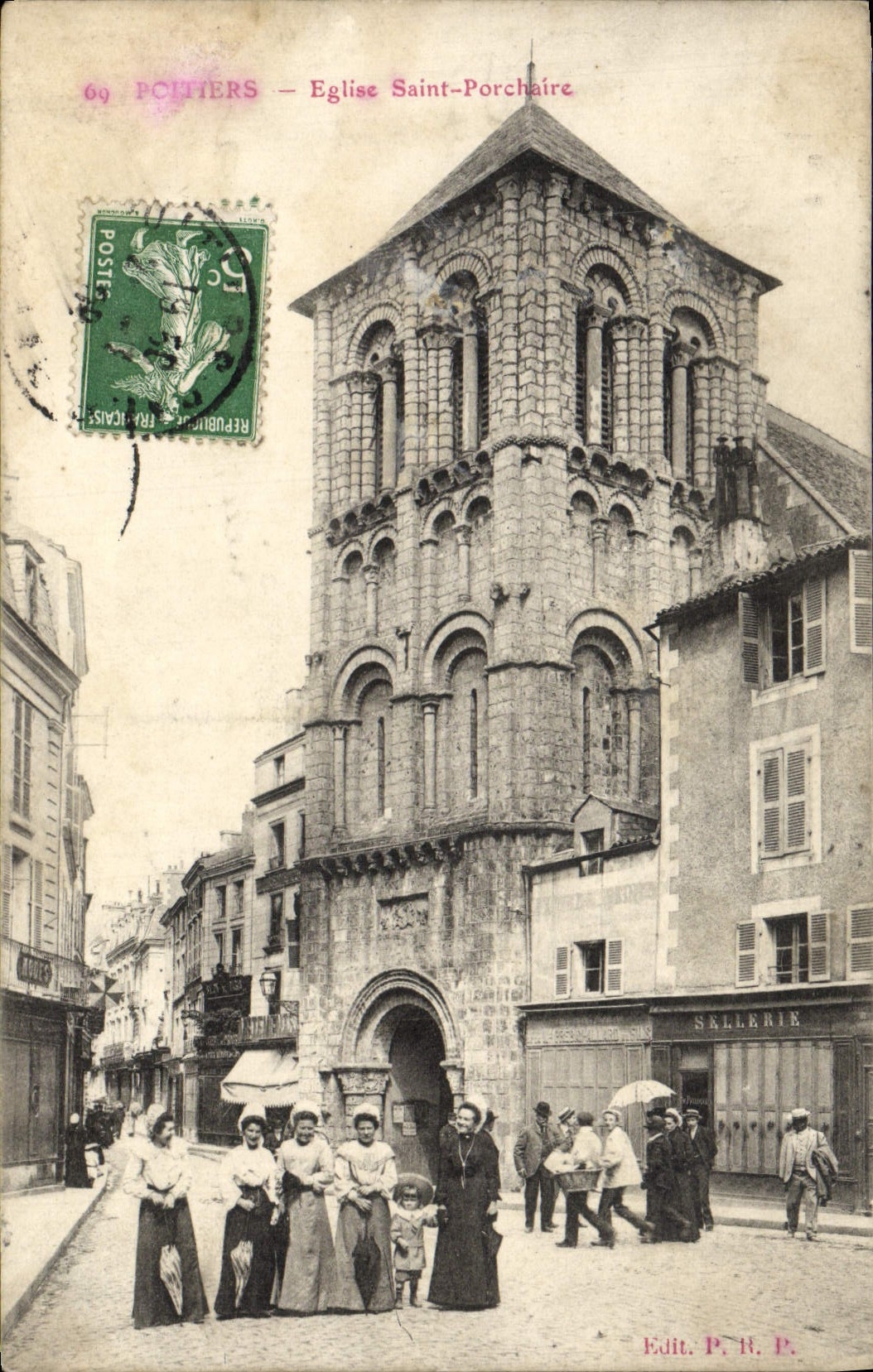 CPA Poitiers Eglise Saint Porchaire Femmes Folklore