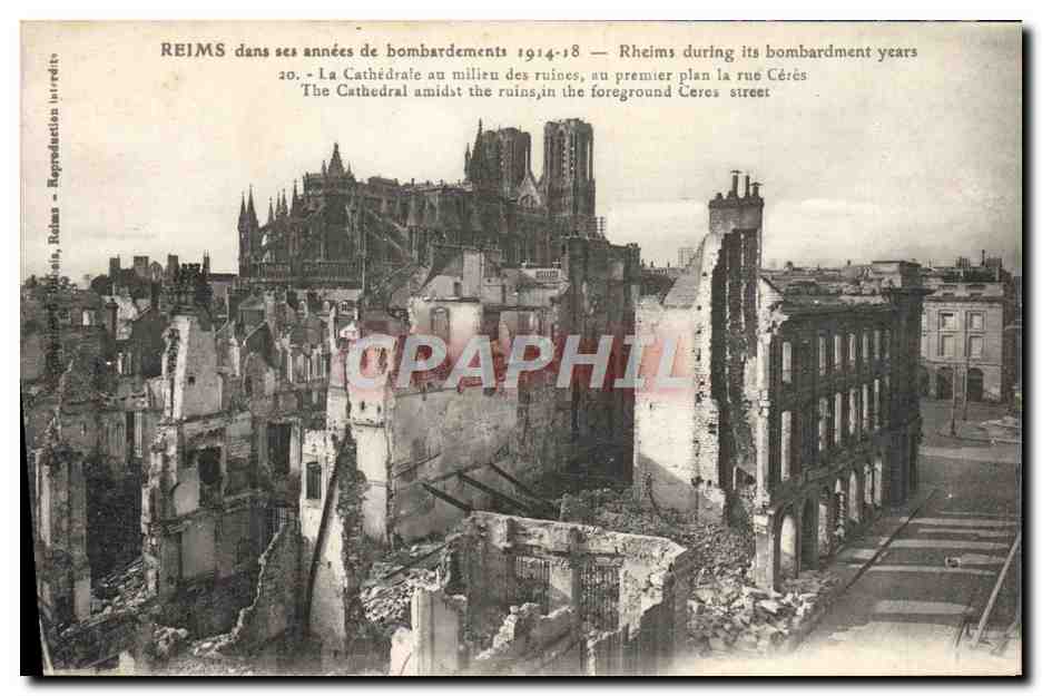 Reims dans ses années de bombardements 1914-18 — La Cathédrale au milieu des ruines, au premier plan la rue Cérès